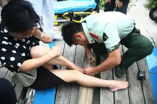 扬州女子上班途中被"钉"在路面