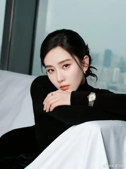 刘诗诗,田曦薇今日活动工作室造型图,来看看两位美女#刘诗诗 优雅黑