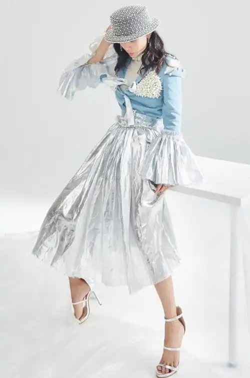 吴倩身穿白色衬衫裙少女感十足,又一位女神!