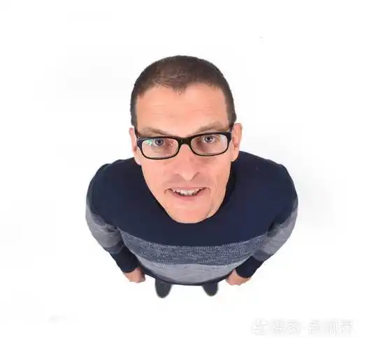 白衣男子俯视图