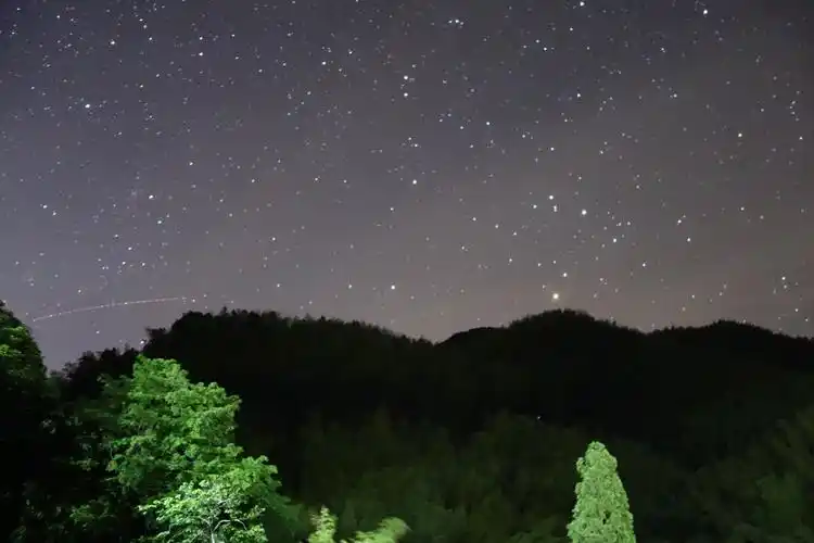 晚上满天星星密饰,这是城里见不着的.