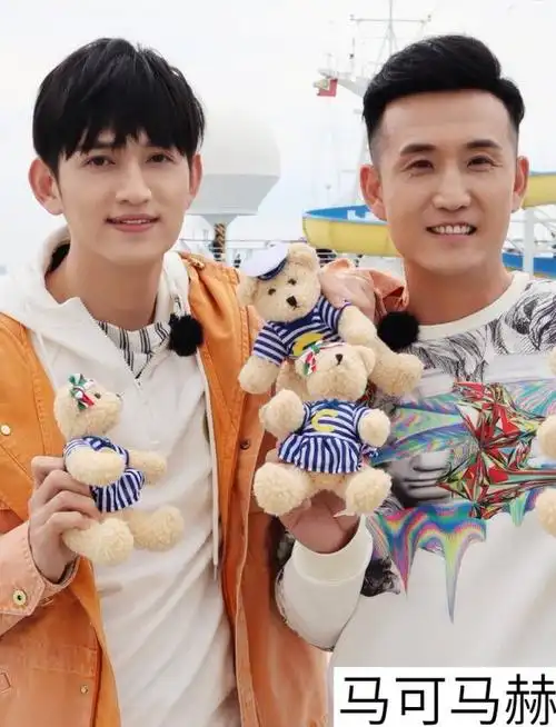 娱乐圈中的亲兄弟马可哥哥马赫看到费玉清哥哥有些懵圈