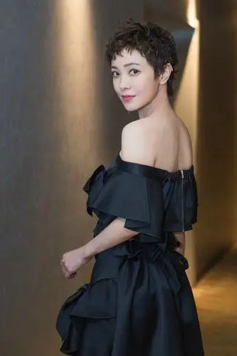 郭采洁黑色礼服图片:化身优雅妩媚小女人