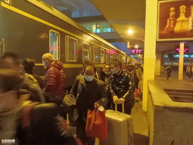 你看,晚上十点的西安火车站依旧人来人往.