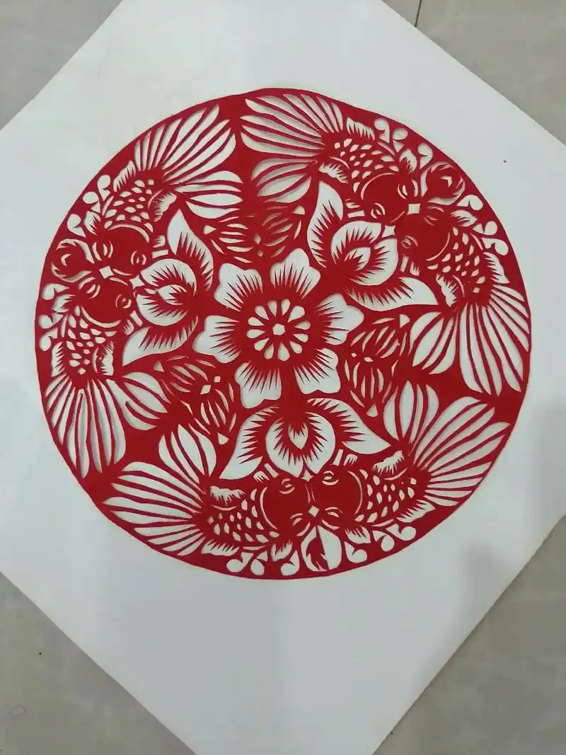 金魚戏荷花@林治芳剪纸 - 抖音