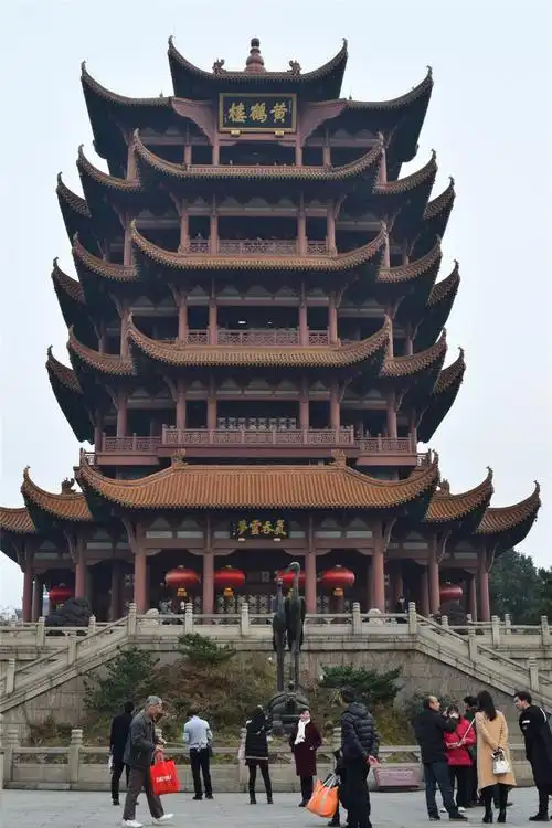 黄鹤楼是武汉市标志性建筑,与晴川阁,古琴台并称"武汉三大名胜".