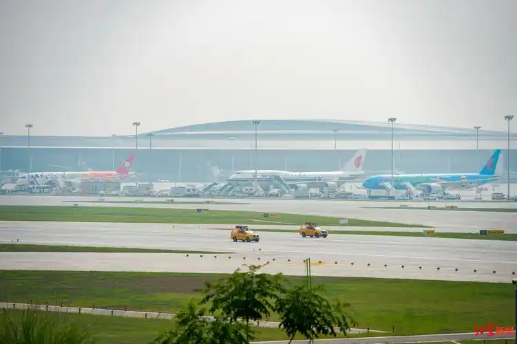 与北京华龙商务航空有限公司共同组建,经营成都双流国际机场及天府