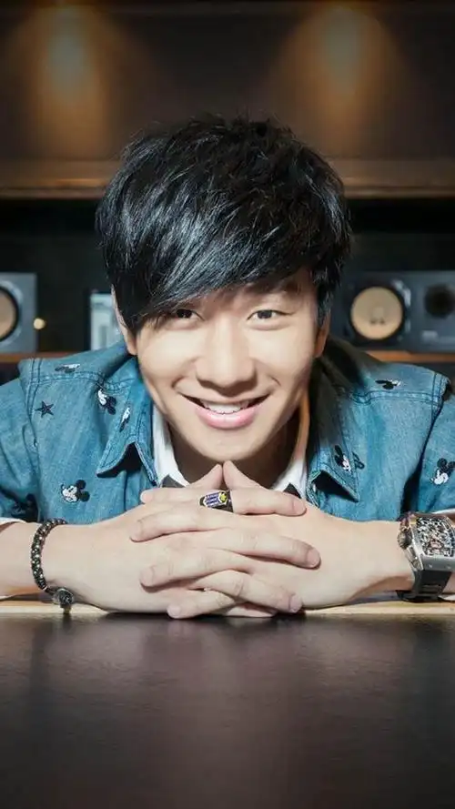 林俊杰创作了无数首脍炙人口的歌,《爱笑的眼睛》,《江南》,《修炼