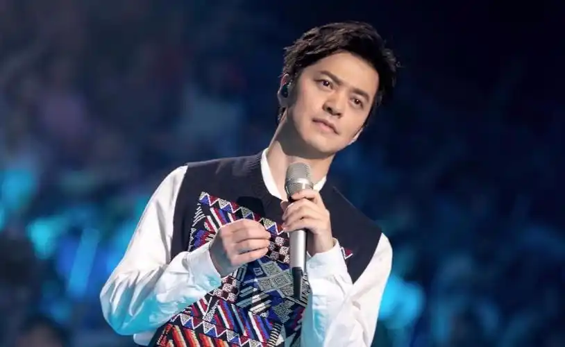 原创水木年华近照曝光一个越来越红一个却只能拍电影割韭菜