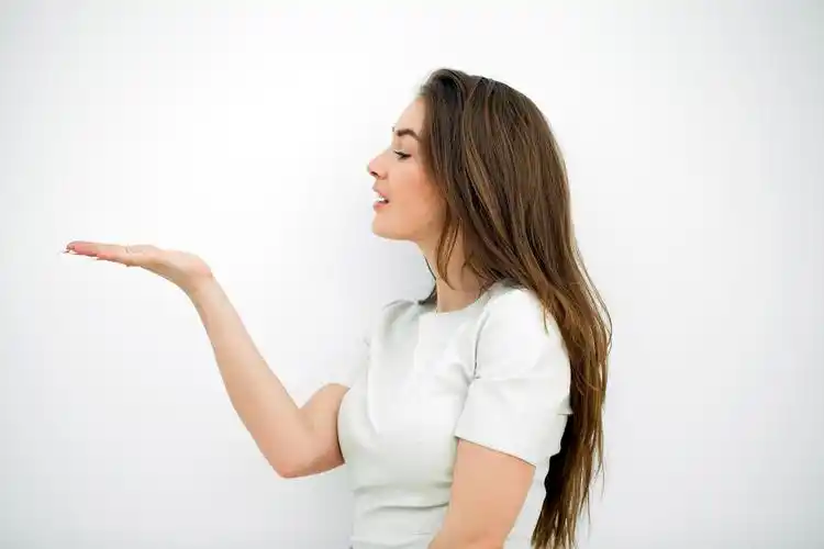 金色时尚经典白色背景上的一个金色唇印化妆时尚嘴唇