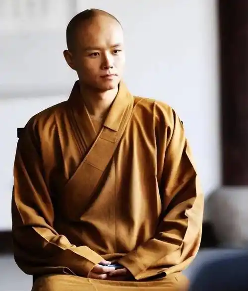 不管是博取流量还是眼球,总归我们也可以看作,乐嘉打坐念禅的举动