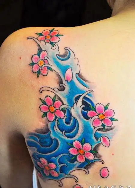 后背上的蓝色浪花纹身