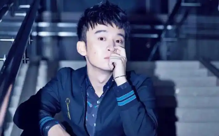 是董子健跟王凯,杨烁一起合作出演的作品,这部作品其实不只有第1部