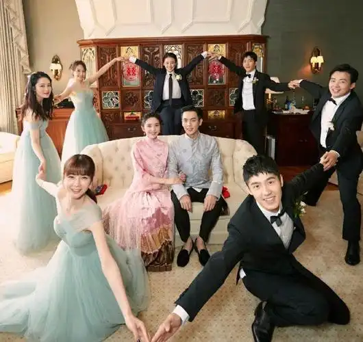 李沁参完婚礼回归!一身黄色西装,温柔得无以复加