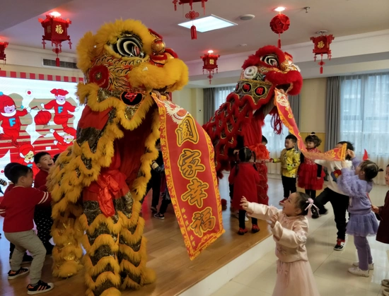 看舞狮滚铁环吃饺子福禄培尔幼儿园的孩子这样过中国年