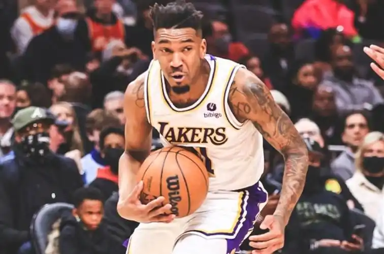 蒙克33分10板5助攻对飚特雷杨湖人末节崩盘遭遇三连败