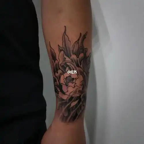 烫伤遮盖の小臂传统牡丹纹身