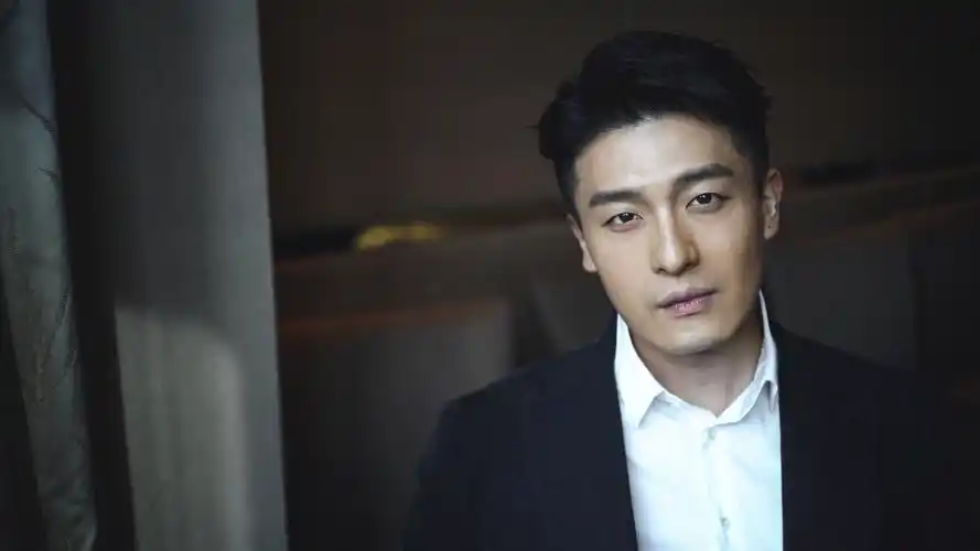 孙艺洲亮相上海国际电影节开幕式,光影之下展露绅士风尚 – 影视观察