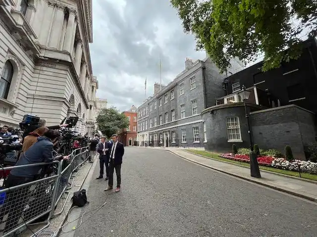 一财记者现场直击多图唐宁街10号外人潮涌动等待英国首相辞职讲话