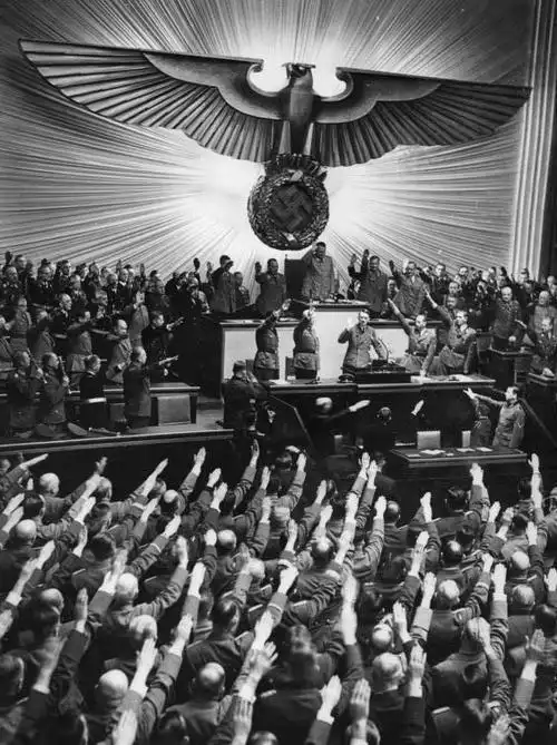 回到事发当时,两名比出纳粹手势的中国观光客立刻被警方带走拘留,随后