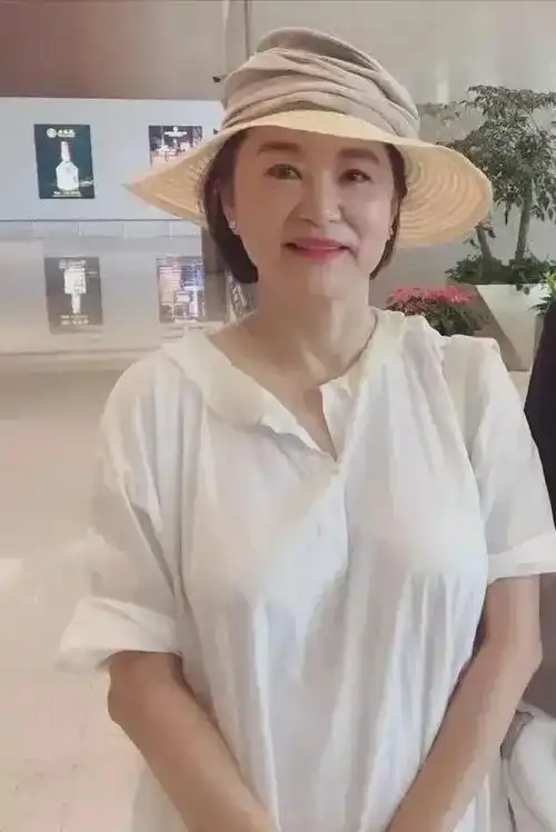 林青霞近照曝光如今68岁的她又肥又胖还驼背美人已成过去式