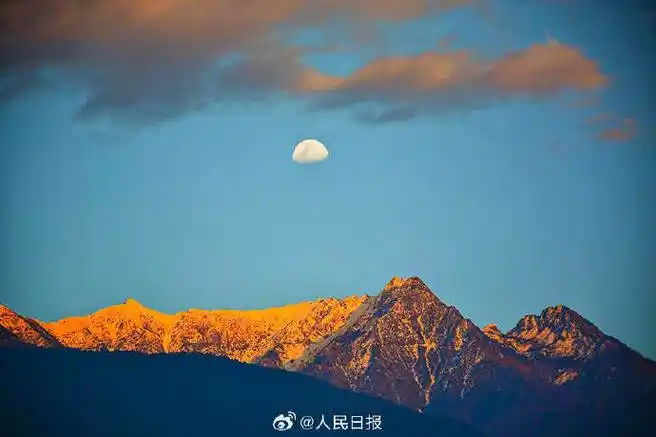 大理苍山的日月同辉好美