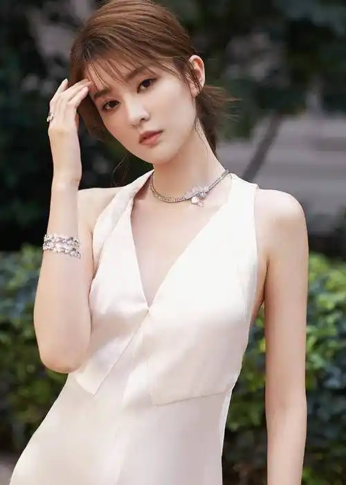 乔欣的腰那么细,肚子上还有赘肉?这样的身材好不科学_礼服_照片_明星