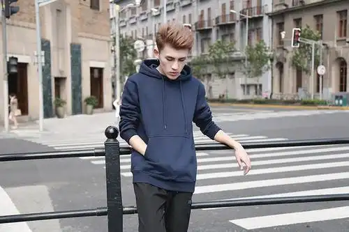 卫衣作为春秋单品穿搭的首选,如何挑选才能搭出潮男范