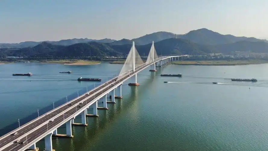 肇庆蓝天映西江