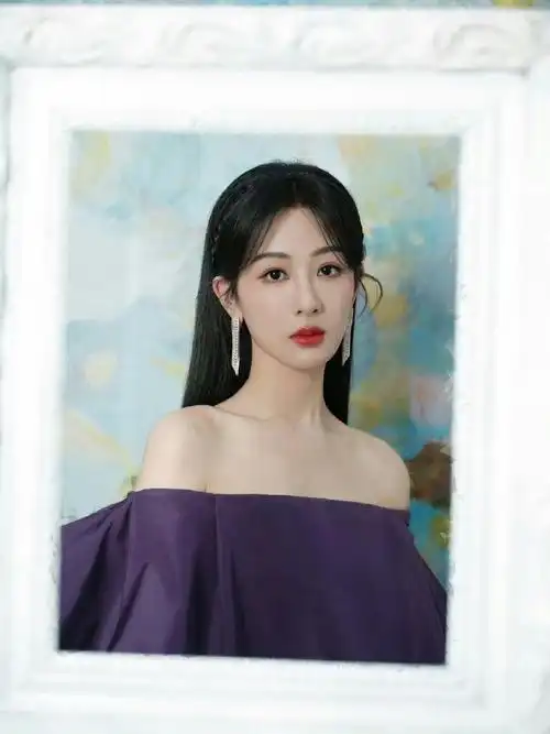 杨紫紫色一字裙