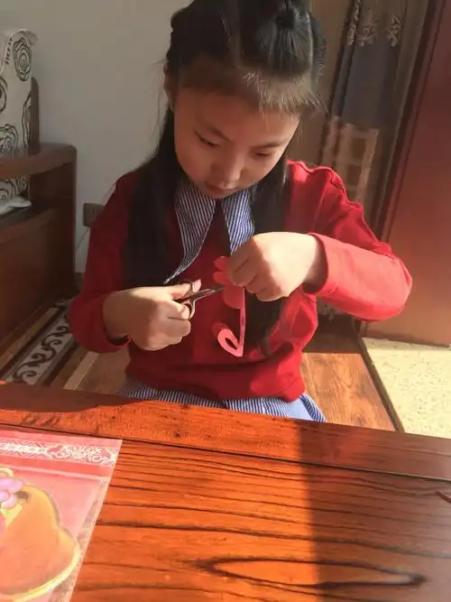 过年啦,我也自己动手剪窗花!世嘉实小一(3)班贾馨蕊