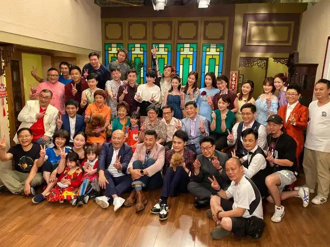 广东"巨星"康天庥眼光毒辣,现实中老婆美艳还旺夫,不输罗飞雁