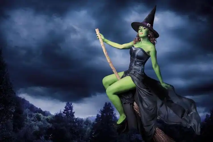 黑暗背景下的性感女巫