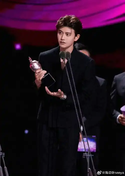 任嘉伦超话    我们追逐你的背影,  就这样看着你,  看着你追逐自己的