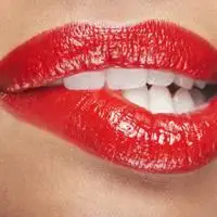 女生咬嘴唇诱惑的女头像_微信头像图片大全