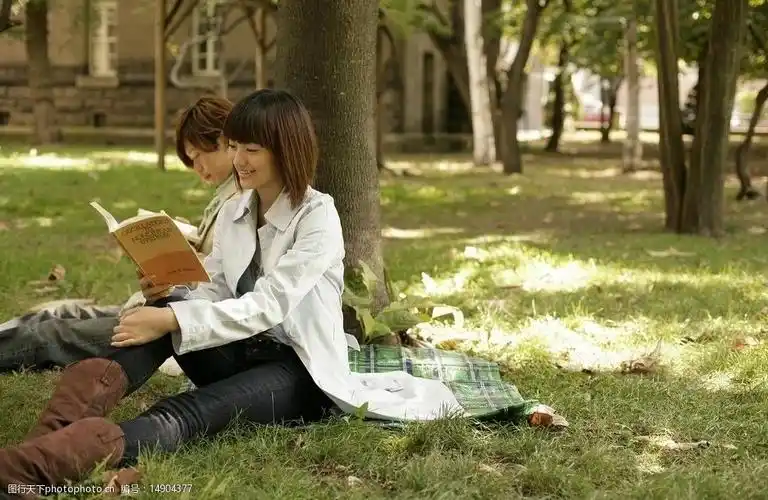 关键词:校园女学生 大学 校园 女生 女大学生 看书 女性女人 人物图库