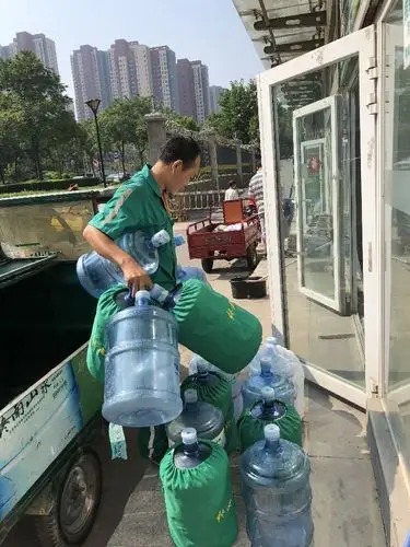 高温下的送水工: 一天送100余桶水 衣服常湿了又干