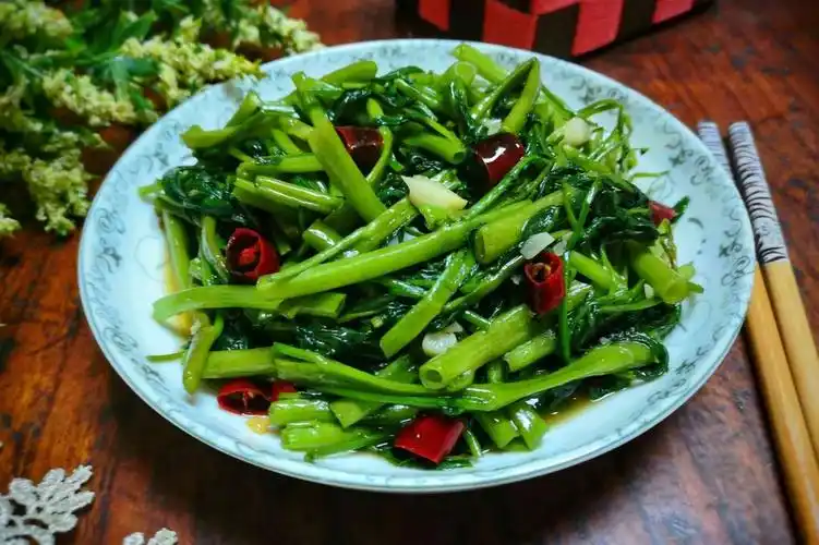 原创 炒空心菜10人做9人错,教你一招,炒出来翠绿不发黑,营养不流失