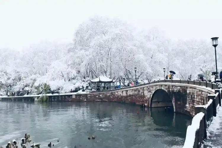 断桥残雪景真美,西湖碧水托玉簪.