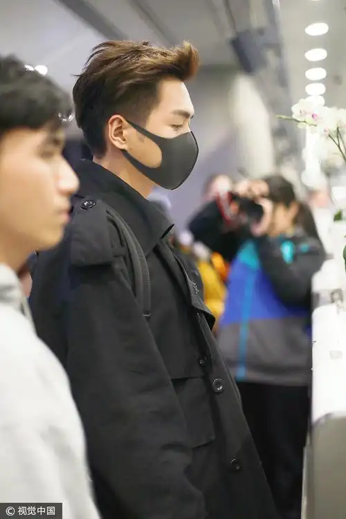 张若昀口罩遮面穿一袭黑风衣帅气值爆表 获迷妹一路跟拍人气高