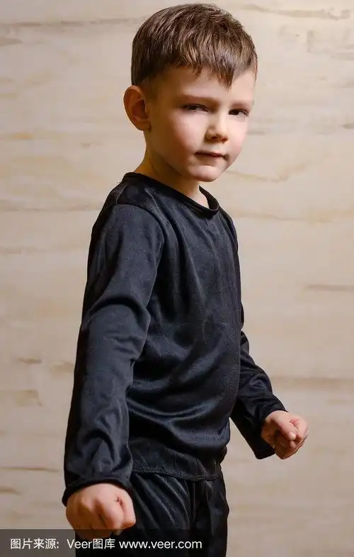 穿着黑色服装的强壮男孩的肖像
