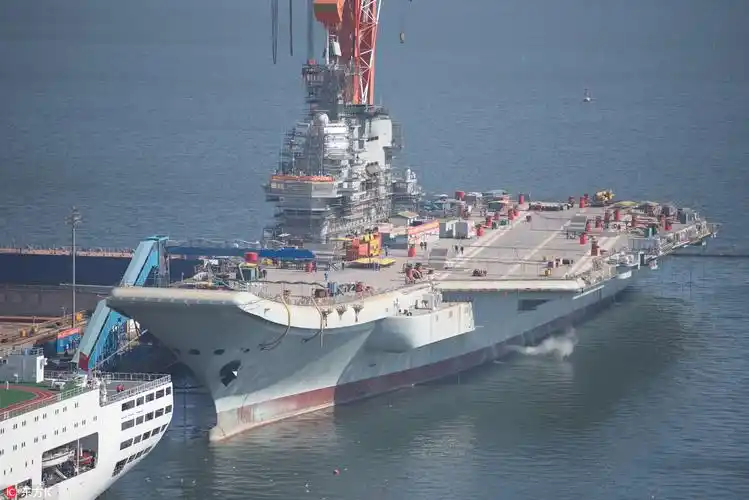 2018年3月5日,辽宁大连,国产航母最新进展,施工人员顶寒风作业不