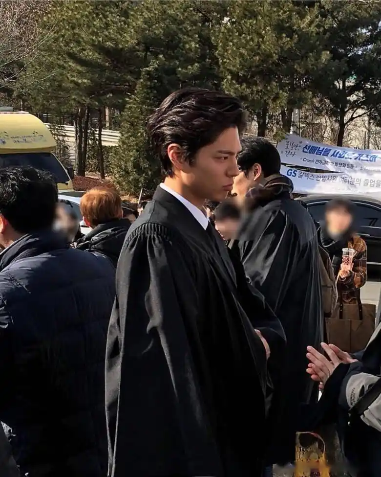 21日,演员朴宝剑出席了明知大学的毕业典礼.