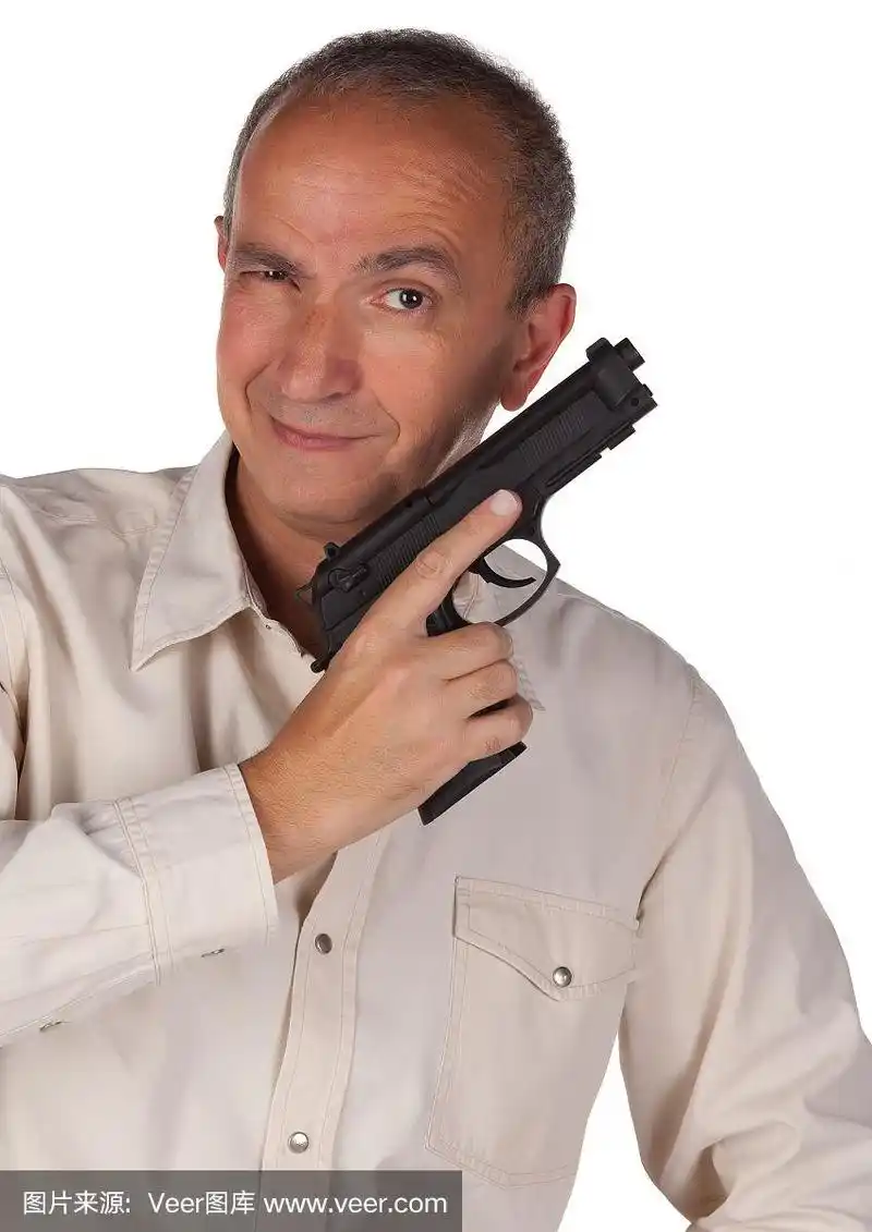 持枪微笑的男人