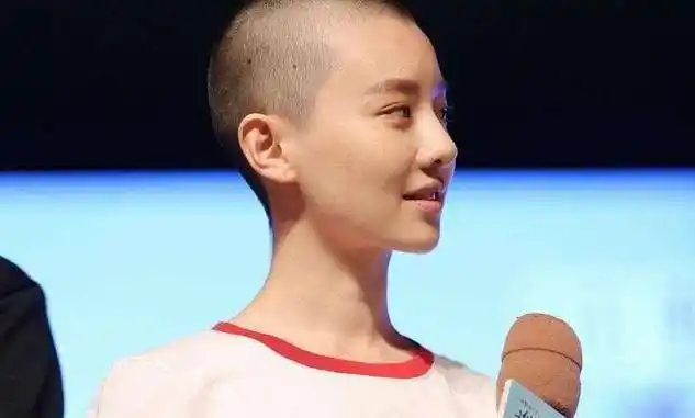 张馨予光头造型a爆全场,颜值高玩儿的大,这些女星也剃过光头_赵薇_女