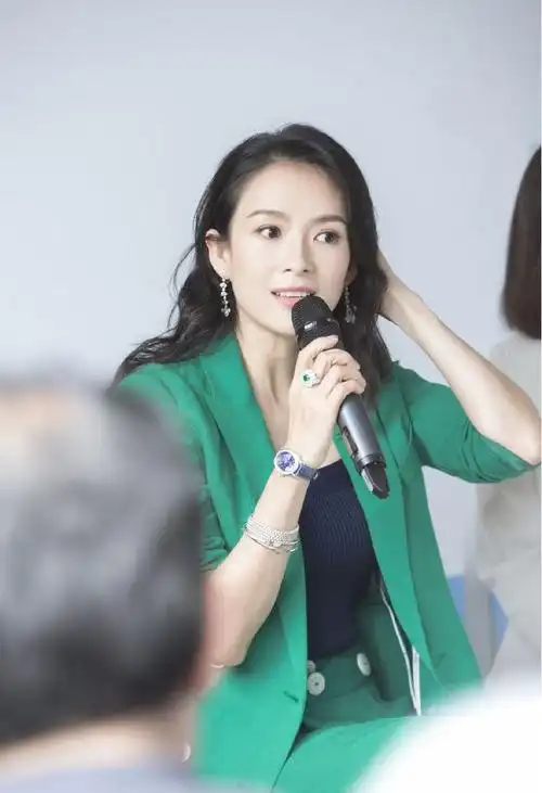 章子怡穿绿色西装配阔腿裤出席活动长卷发有气质气场媲美超模