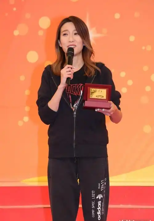 姚子羚桃花旺自曝圈内圈外都有人追张曦雯盼坐到汪明荃位置