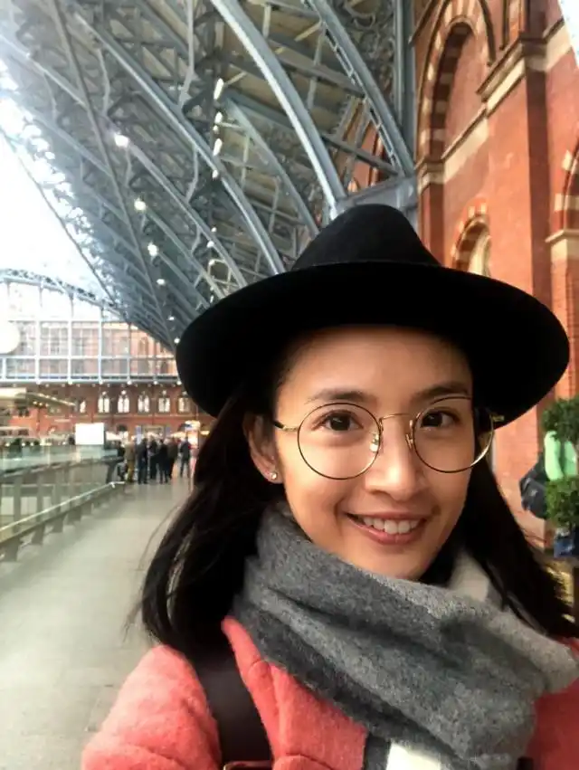 素颜美照,这是她给粉丝们1700万的福利,照片中的林依晨带着黑色的小