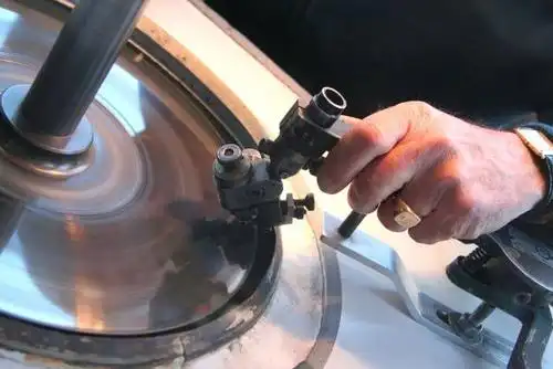 图为钻石正在进行抛光