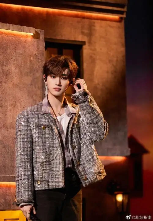 丁程鑫你好星期六小香风造型##丁程鑫白西装造型